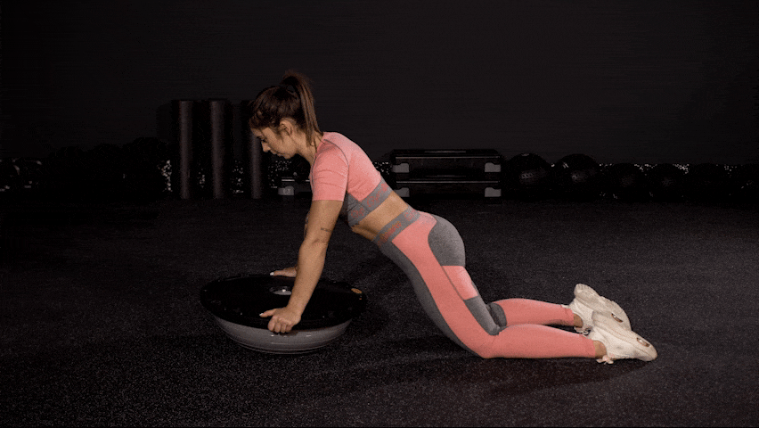 Kako izvajati sklece na kolenih  na ravnotežni polžogi?