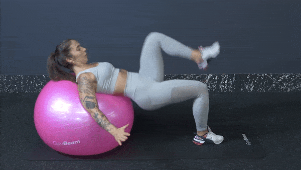 dvig bokov z eno nogo na žogi za fitnes