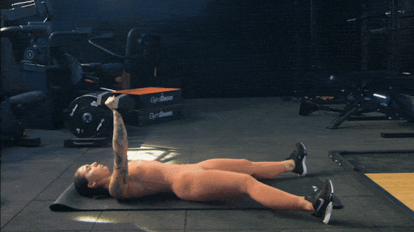 Sit-upi z ročnimi utežmi