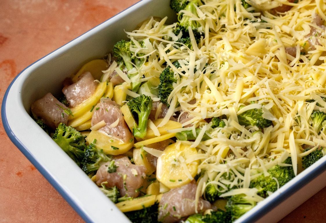 Pečen krompir s piščancem in brokolijem – surovo stanje