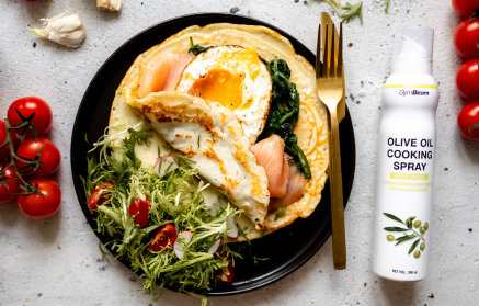 Fitnes recept: Slane beljakovinske palačinke, polnjene s špinačo, lososom in jajcem