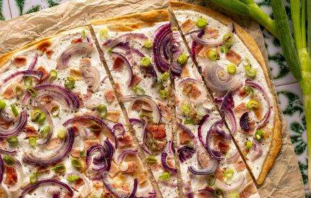 Fitnes recept: Slana pita „Flammkuchen“ s kislo smetano in čebulo