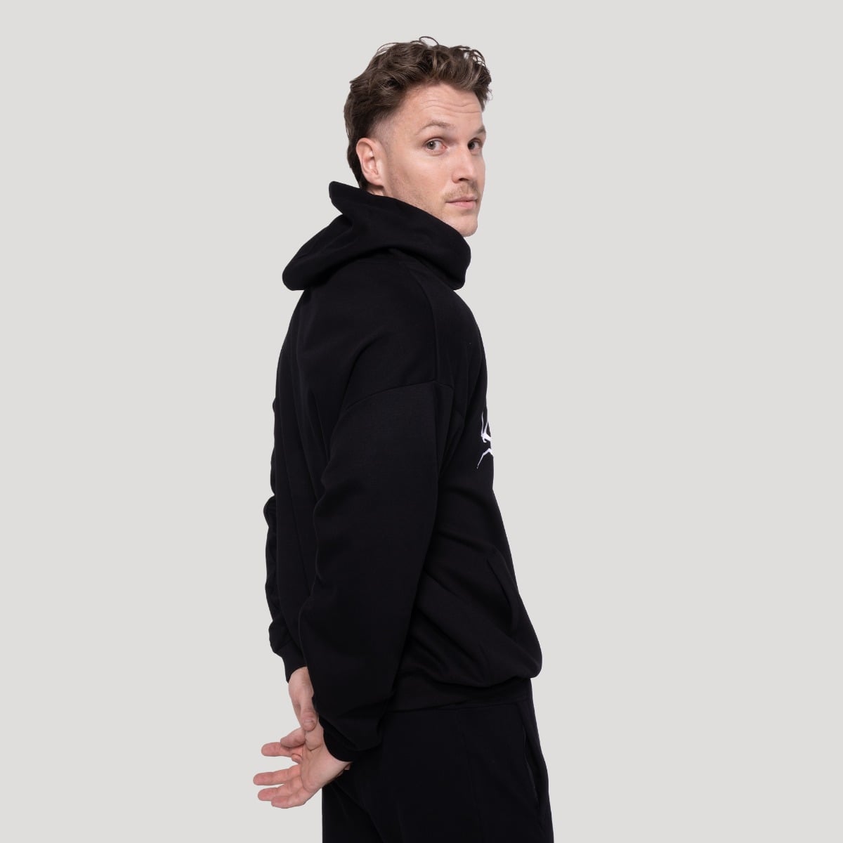 GymBeam Pulover s kapuco Thorn Black - Velikost: S | Barva: čierna | Teža: 0,6317 g | Pakiranje: 30 · záber 6