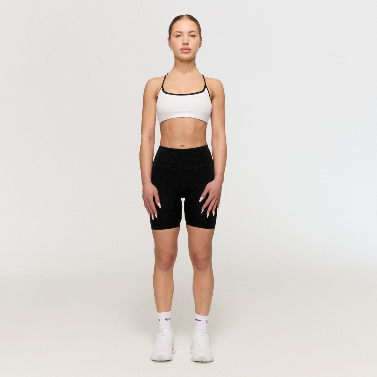 GymBeam Športni nedrček Varsity White - Velikost: XS | Barva: biela | Teža: 0,076 g | Pakiranje: 130 · záber 6