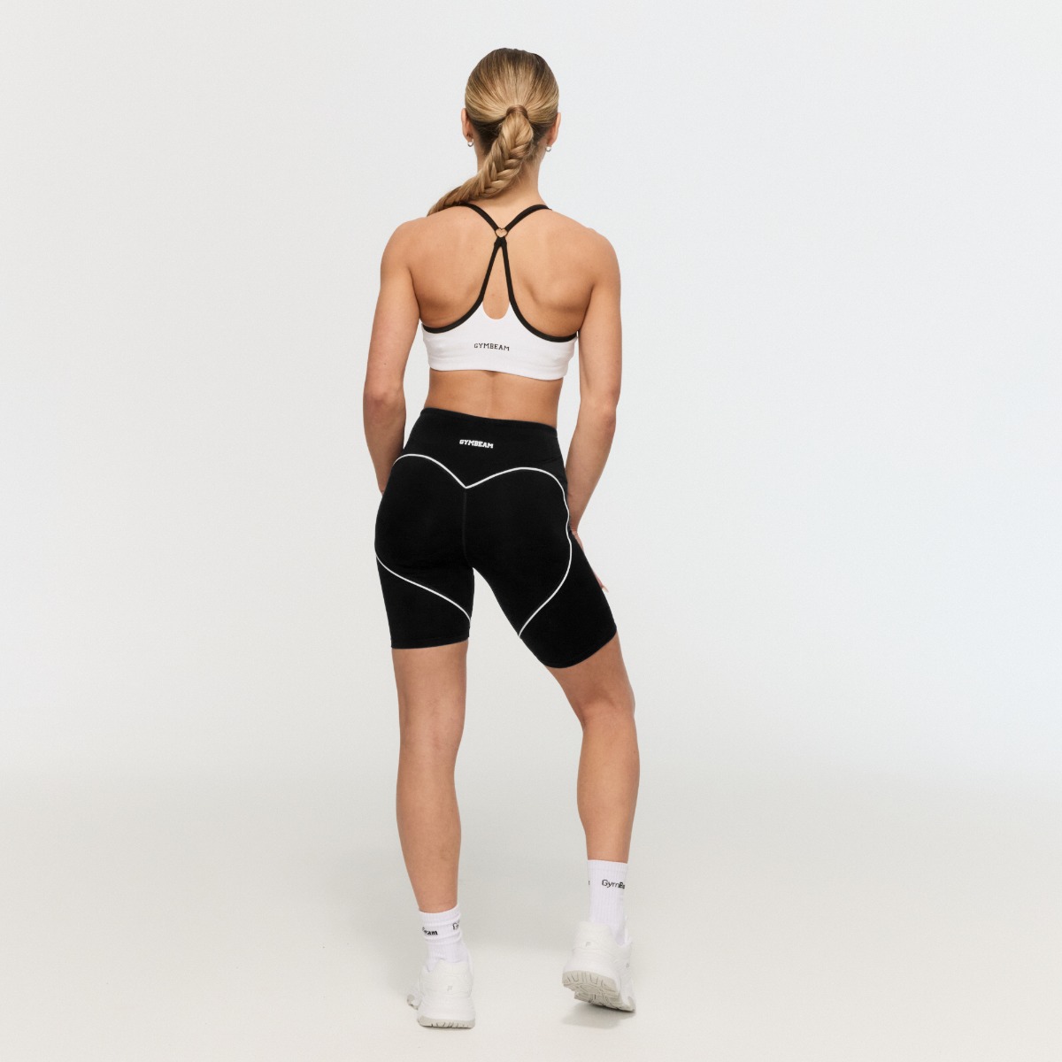 GymBeam Športni nedrček Varsity White - Velikost: XS | Barva: biela | Teža: 0,076 g | Pakiranje: 130 · záber 8