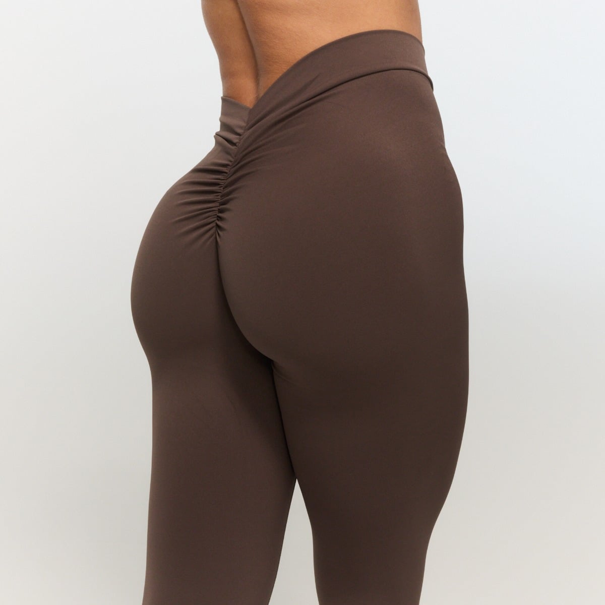Ženske pajkice Fierce V-back Cappuccino - GymBeam