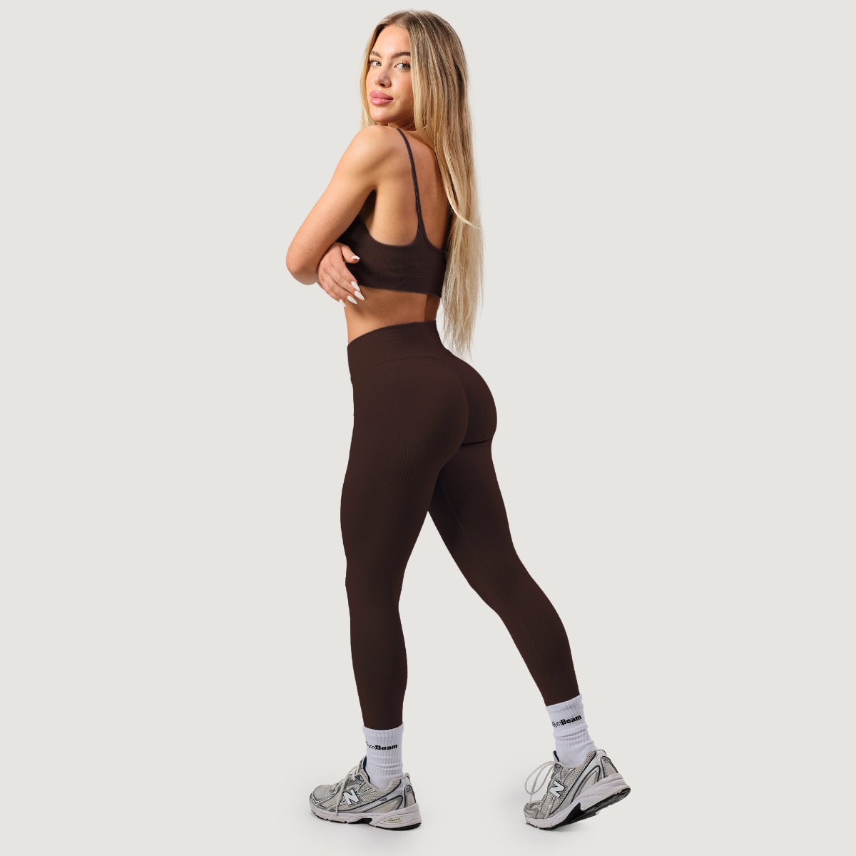 GymBeam Ženske brezšivne pajkice NEO Mocha - Velikost: XS | Barva: hnedá | Teža: 0,209 g | Pakiranje: 102 · záber 6