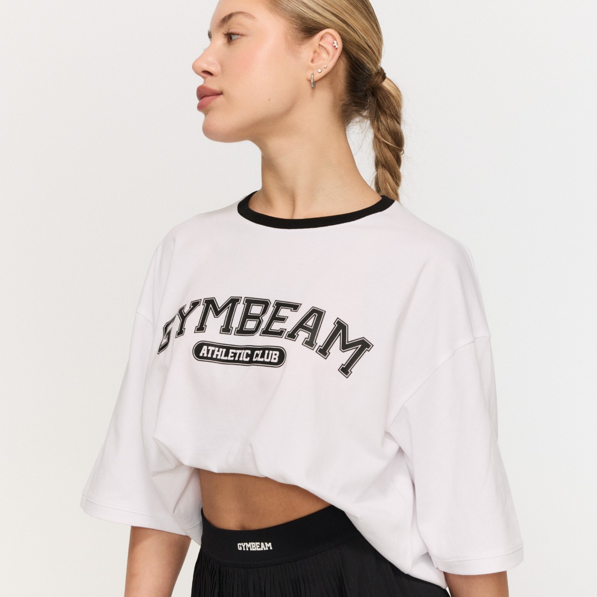 GymBeam Ženska prevelika majica Varsity White - Velikost: XS | Barva: biela | Teža: 0,2262 g | Pakiranje: 60 · záber 6